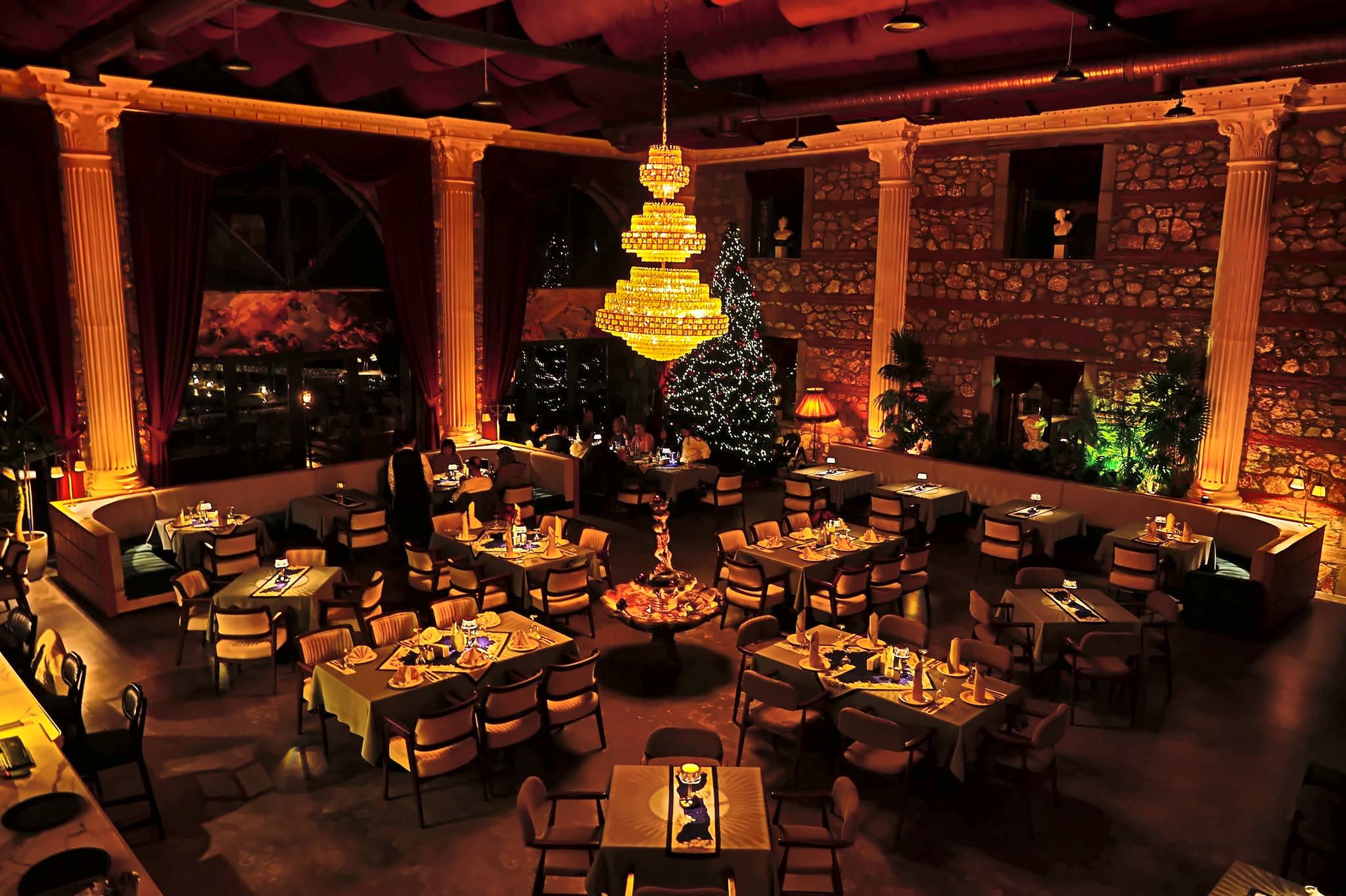 The Melaverde dining room and its crystal chandelier
