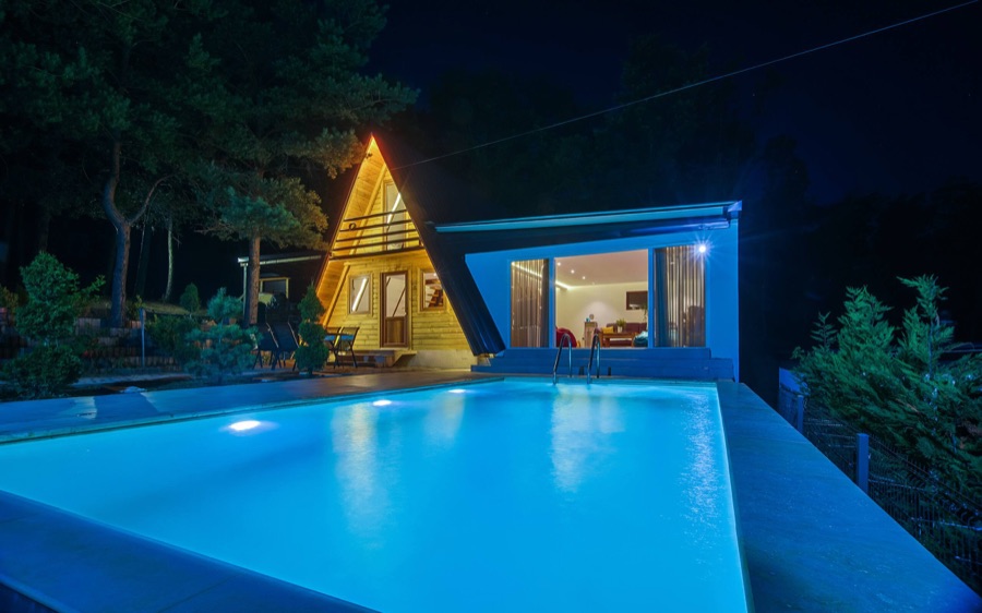 Villa Melaverde e ndriçuar natën, me pishinën private para A-frame